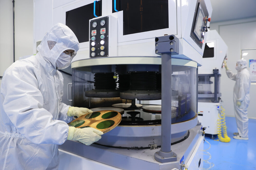 中国东营的一条半导体生产线。习近平说，中国的繁荣和安全取决于技术自力更生。