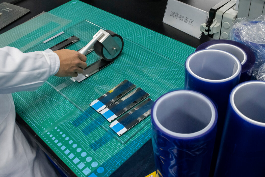 清鸿实验室在进行粘合剂测试。特朗普总统的贸易政策迫使中国加紧推动国产芯片的生产。