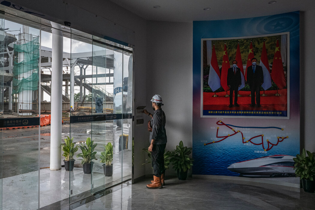 印尼总统佐科与习近平在印尼万隆高铁站工地的合影。