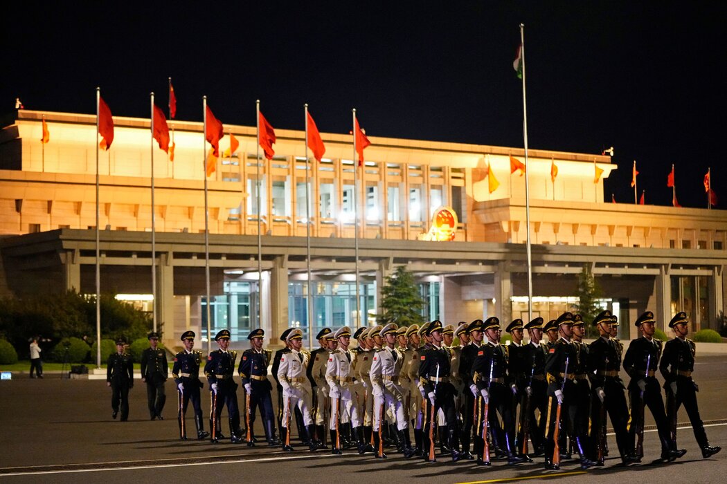 在匈牙利总理维克托抵达参加“一带一路”峰会之前，中国的仪仗队在北京机场列队行进。