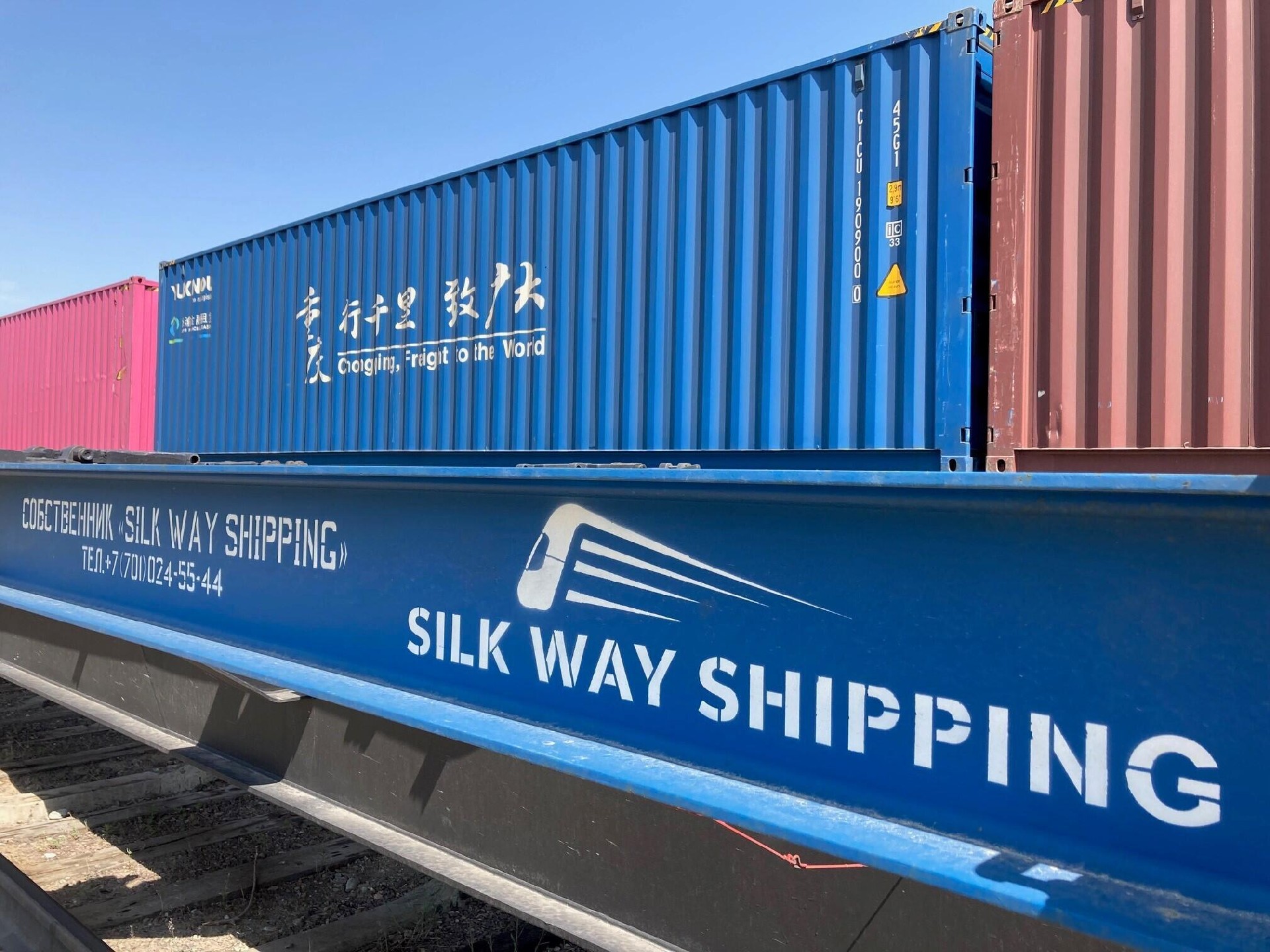 在从不接待乘客的阿腾科里站站，几十个集装箱在铁轨上一字排开，里面塞满了 "中国制造 "的产品。