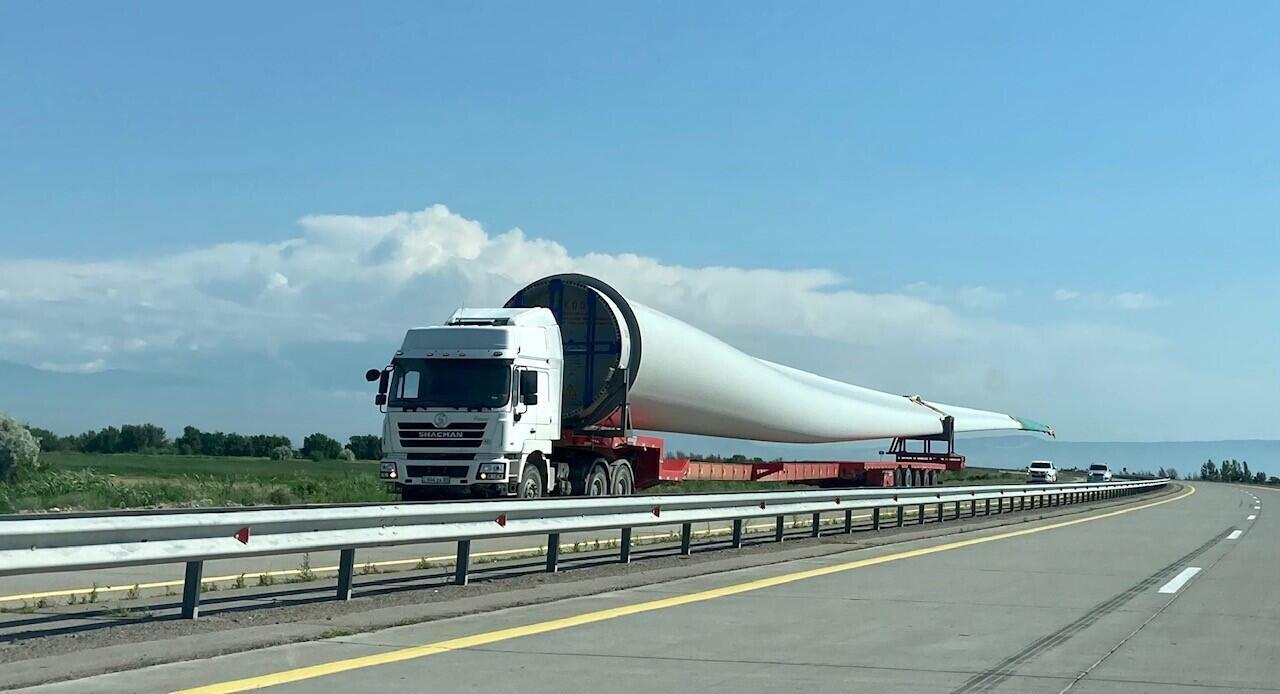 在连接中国边境与哈萨克斯坦经济首都阿拉木图的新高速公路上，中国生产的风力涡轮机叶片正在运往欧洲的途中。