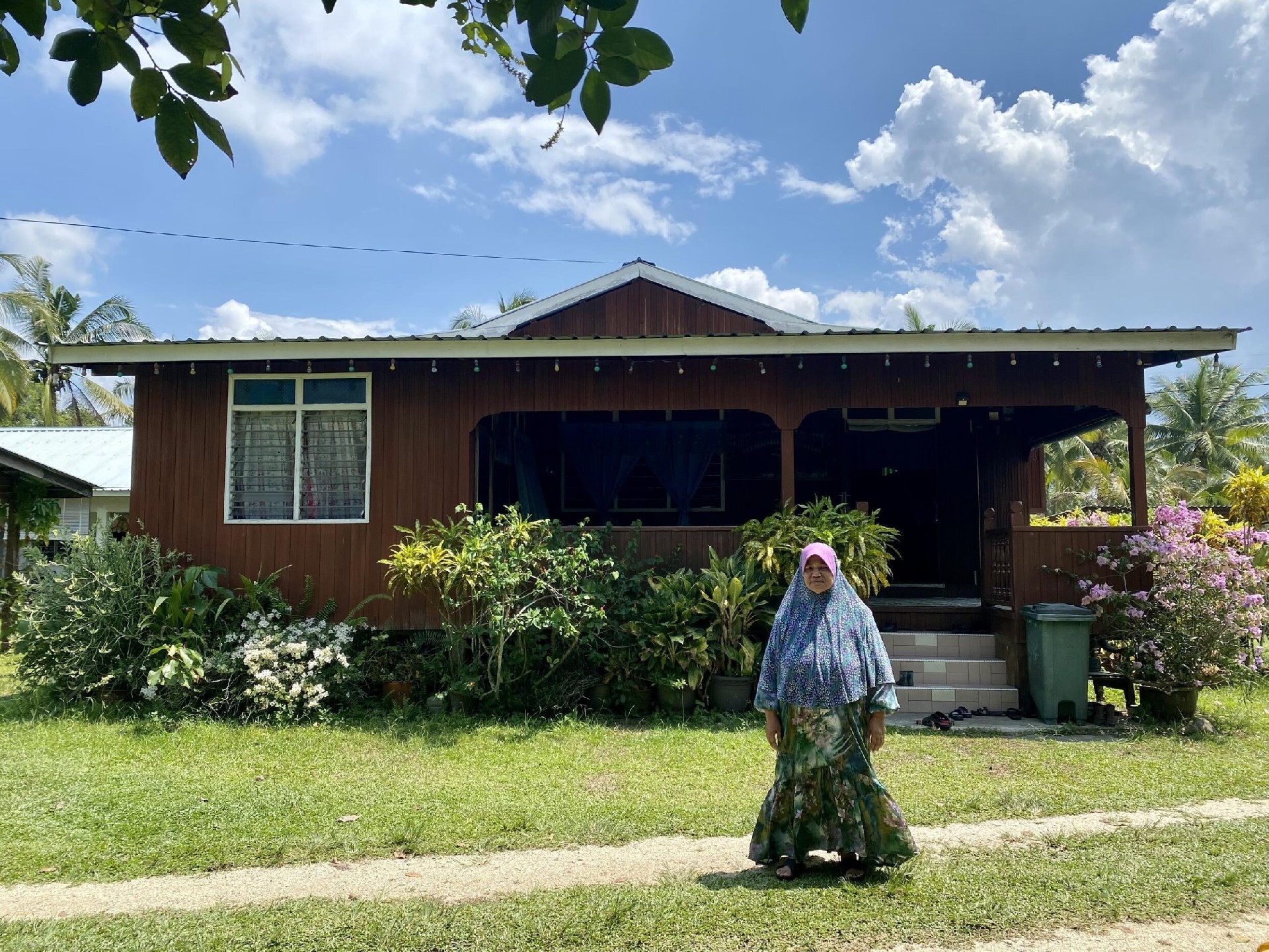 Rokamar在她家门口