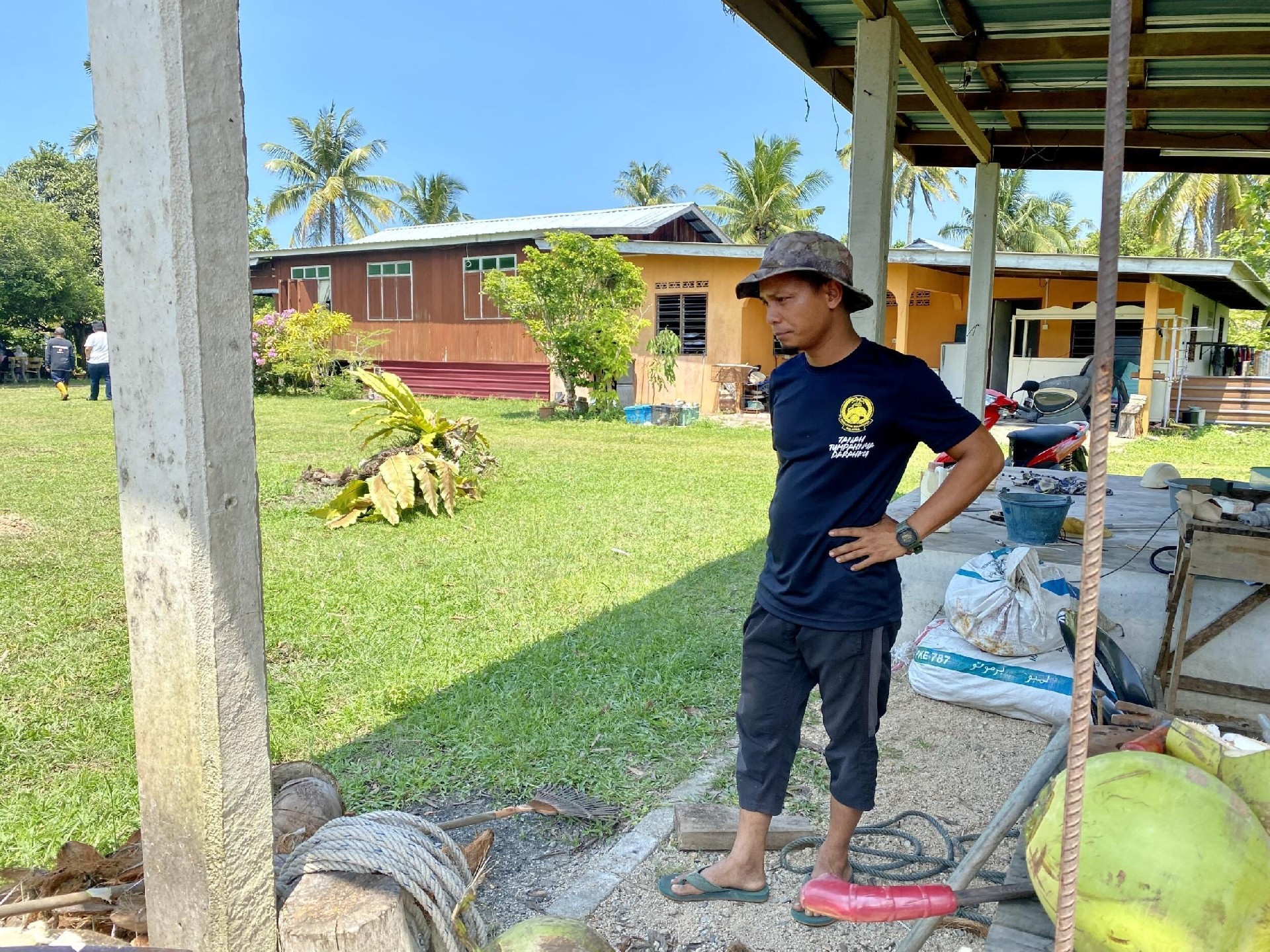 Rokamar 的儿子在屋后的建筑车间里。一切即将被拆除