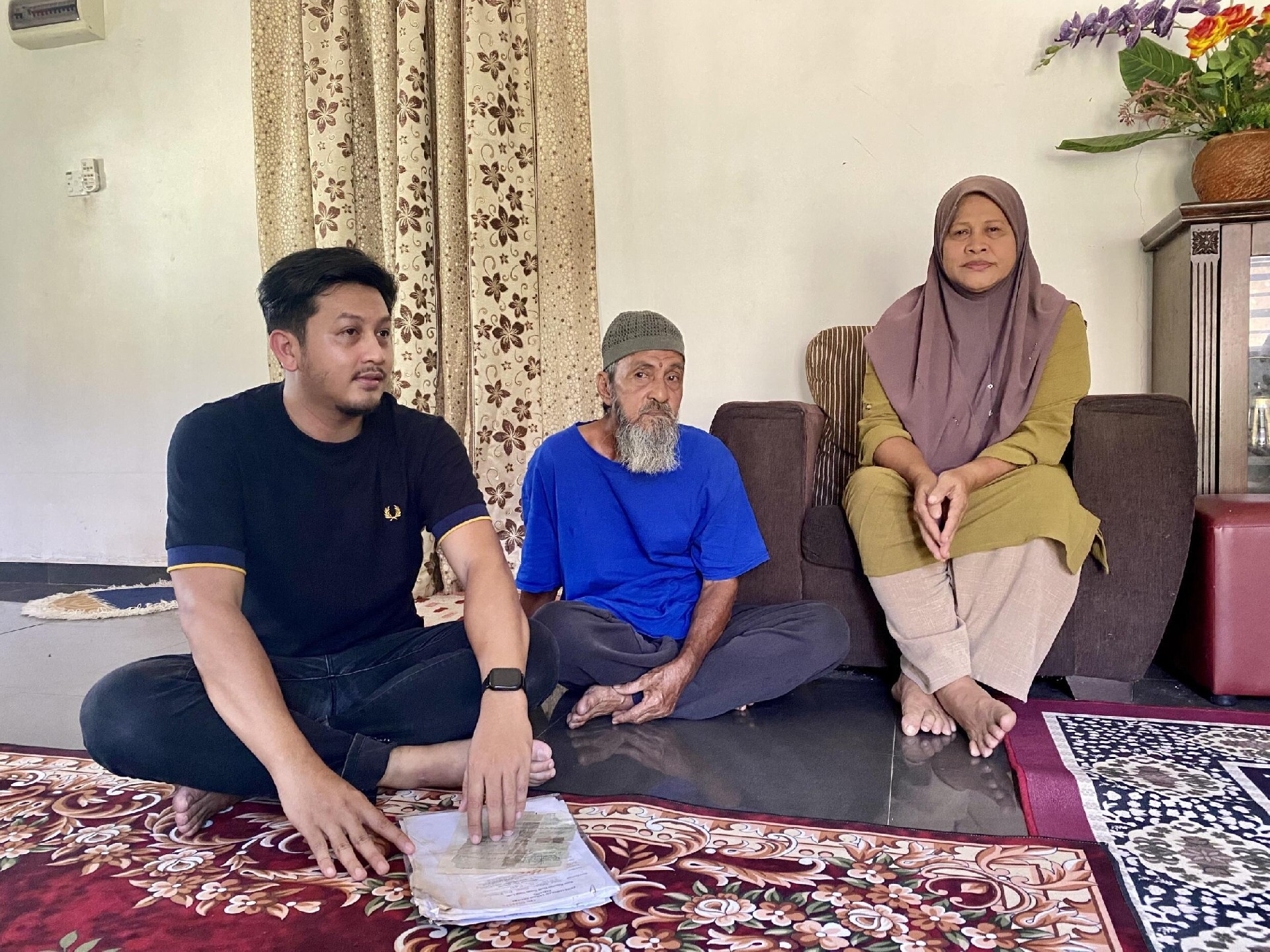 拉扎利（Razali）、扎卡里亚（Zakaria）和他们的儿子穆罕默德（Mohammad）住在距离关丹 50 公里的Kampung Cherating。