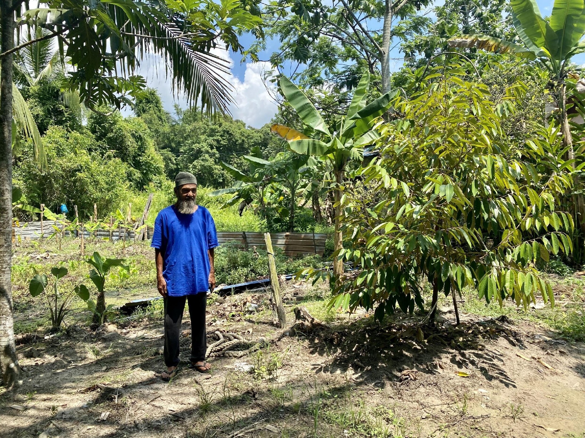 拉扎利家后面的土地是一片沼泽，他不可能在那里重建房屋