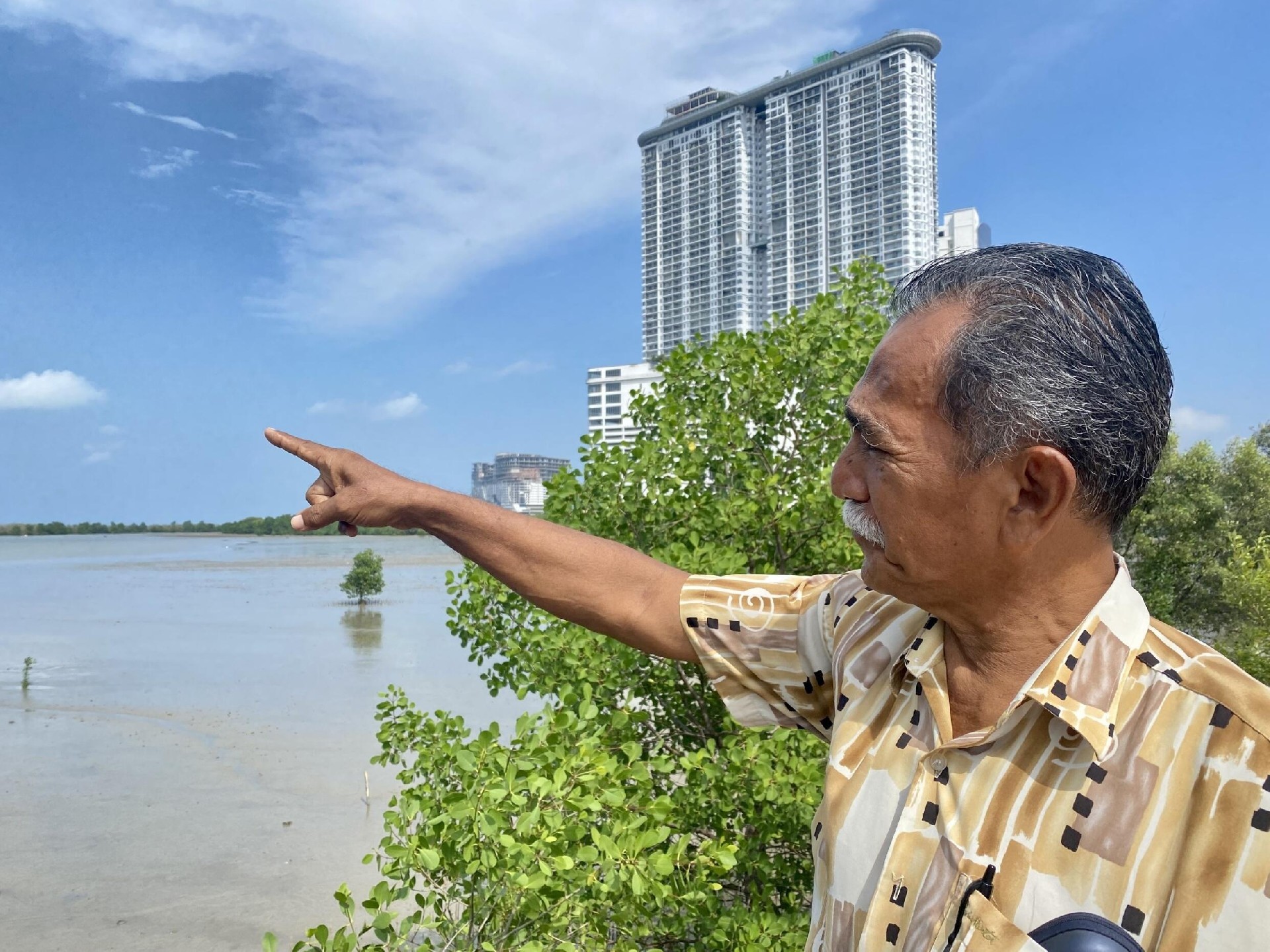 Martin Theseira 在马六甲港的人工岛前。