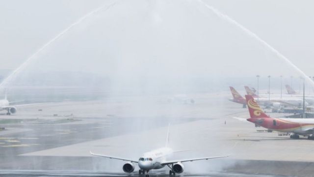 C919成功降落北京,并享受了航空业的最高礼遇“水门”。