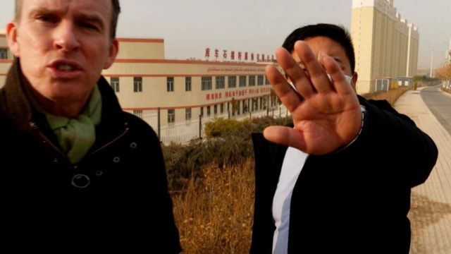 尽管BBC团队仅在工厂外的公共道路上拍摄，但还是多次遭到不同身份的官员阻拦。