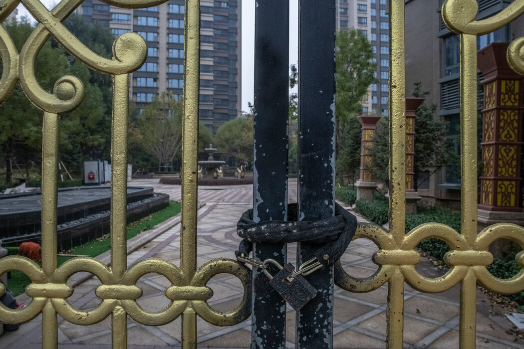 2021年，一处上了锁的恒大楼盘入口。