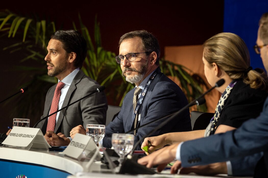 国际货币基金组织首席经济学家皮埃尔·奥利维尔·古林查斯（中）表示，中国的房地产市场正在损害人们的信心。