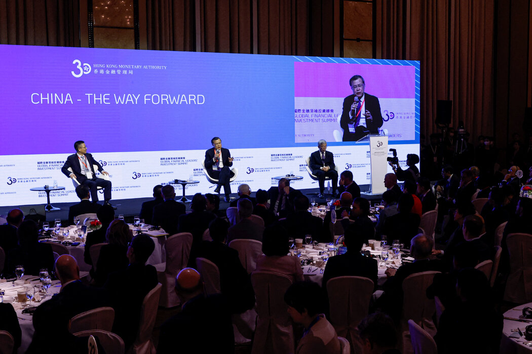 中国央行副行长张青松在香港举行的金融峰会上发表讲话。他表示，政府已出台“不少政策措施”来稳定房地产市场。