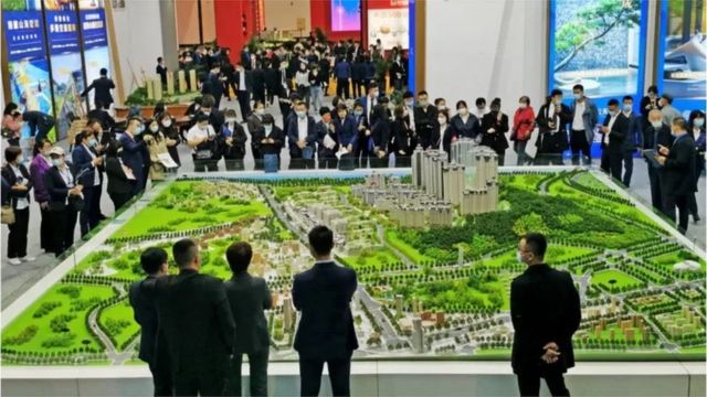 面对各地政府热情的松绑政策，消费者持币观望，使房价不涨反跌。